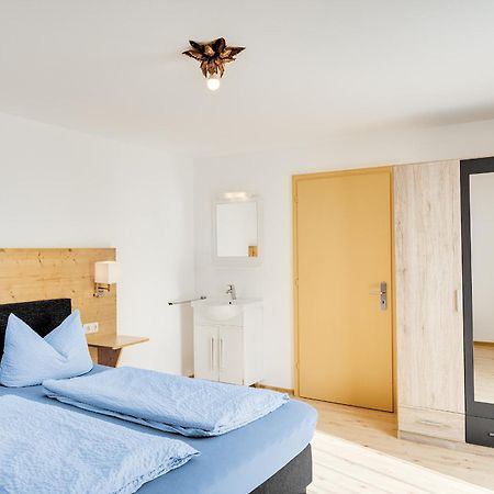 Gaestehaus U Ferienwohnungen Veronika Incl Fruehstuecksbuffet Und Koenigscard Mit 200 Kostenlosen Attraktionen Unterammergau Exterior foto