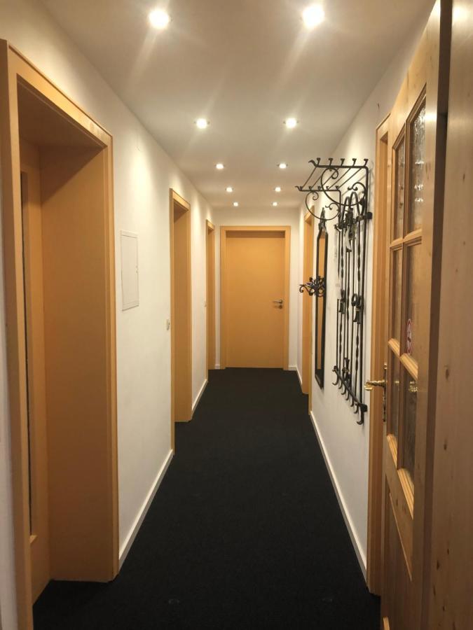 Gaestehaus U Ferienwohnungen Veronika Incl Fruehstuecksbuffet Und Koenigscard Mit 200 Kostenlosen Attraktionen Unterammergau Exterior foto