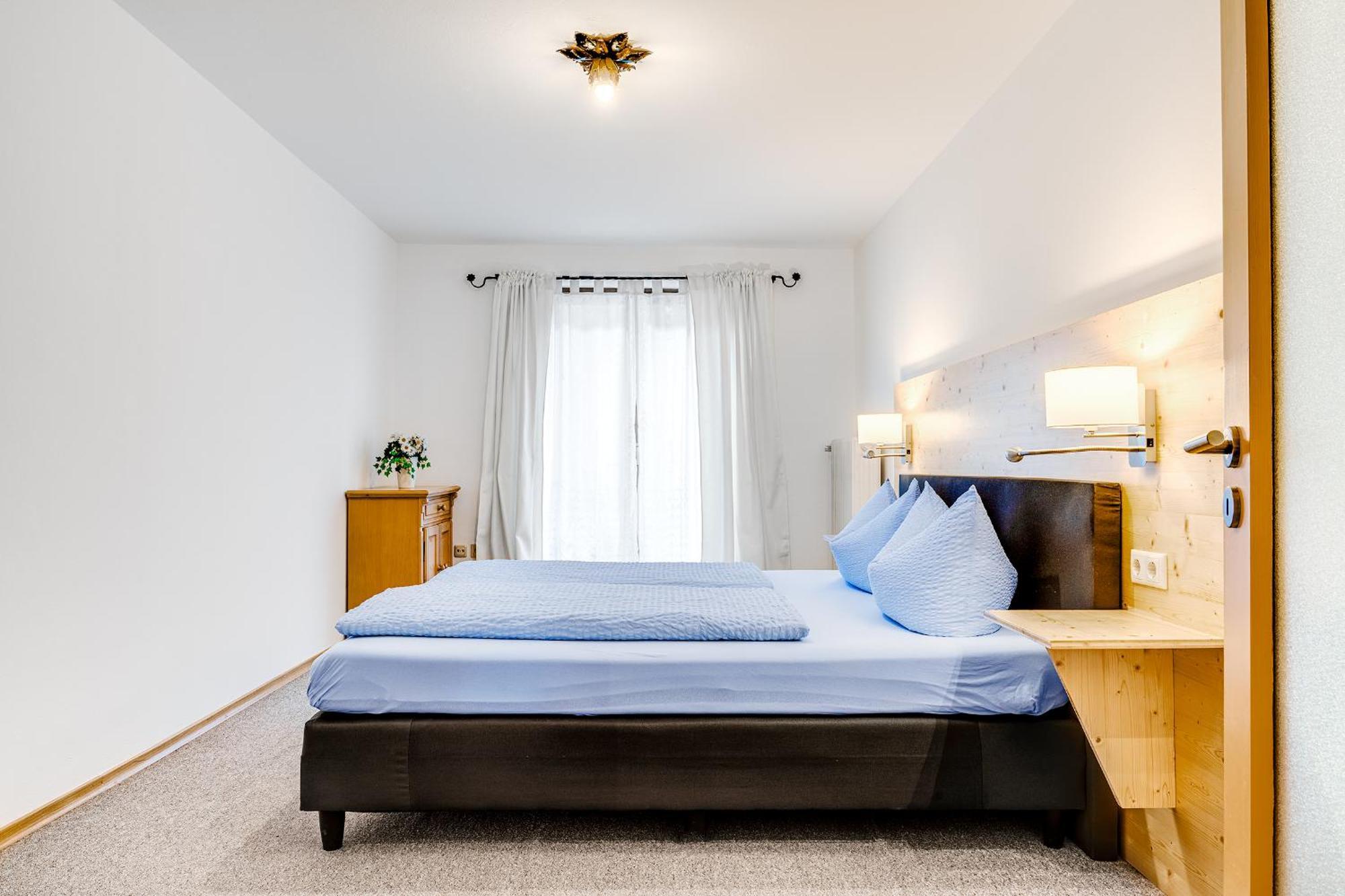 Gaestehaus U Ferienwohnungen Veronika Incl Fruehstuecksbuffet Und Koenigscard Mit 200 Kostenlosen Attraktionen Unterammergau Exterior foto