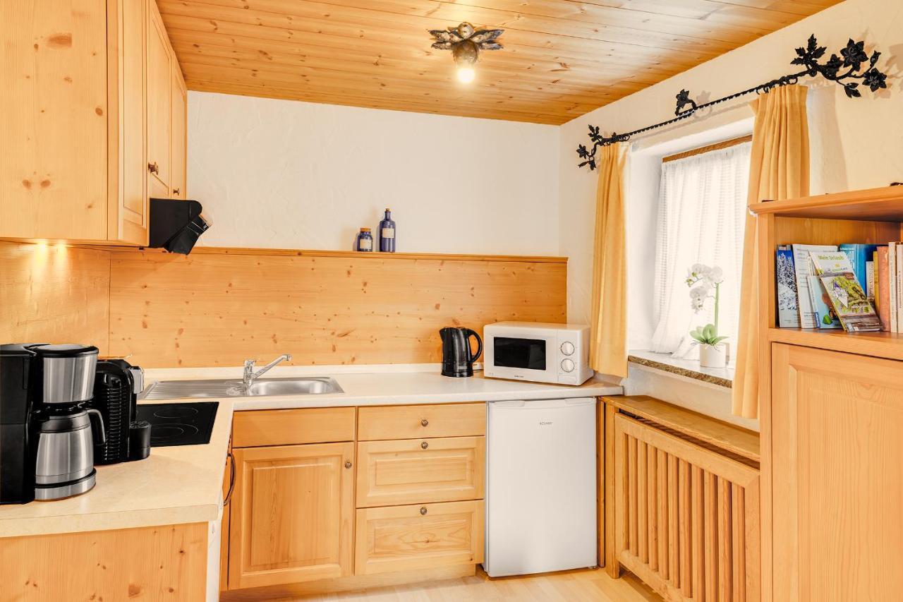 Gaestehaus U Ferienwohnungen Veronika Incl Fruehstuecksbuffet Und Koenigscard Mit 200 Kostenlosen Attraktionen Unterammergau Exterior foto