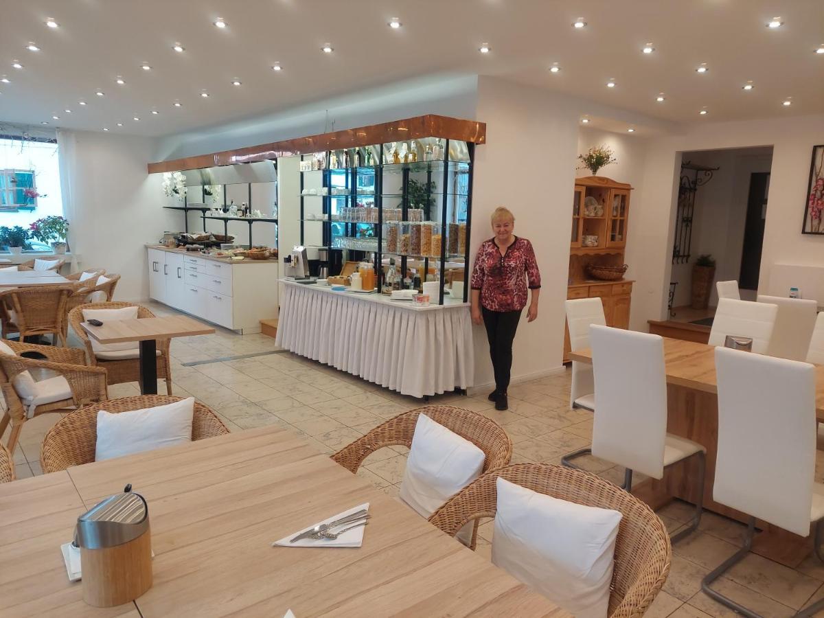 Gaestehaus U Ferienwohnungen Veronika Incl Fruehstuecksbuffet Und Koenigscard Mit 200 Kostenlosen Attraktionen Unterammergau Exterior foto