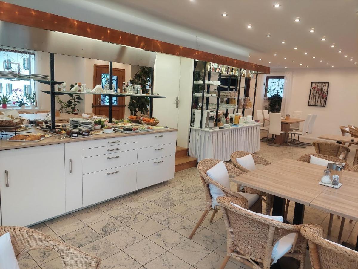 Gaestehaus U Ferienwohnungen Veronika Incl Fruehstuecksbuffet Und Koenigscard Mit 200 Kostenlosen Attraktionen Unterammergau Exterior foto