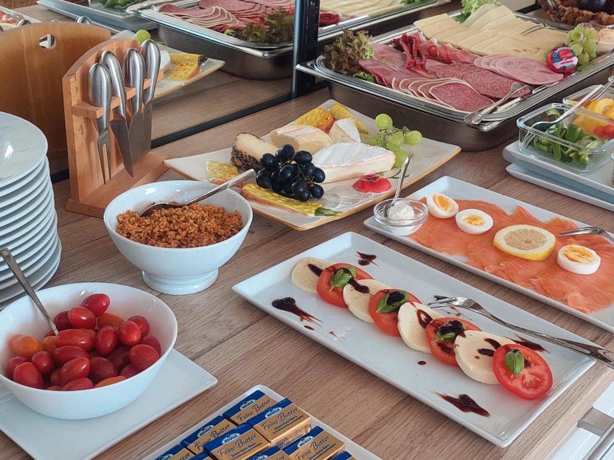 Gaestehaus U Ferienwohnungen Veronika Incl Fruehstuecksbuffet Und Koenigscard Mit 200 Kostenlosen Attraktionen Unterammergau Exterior foto