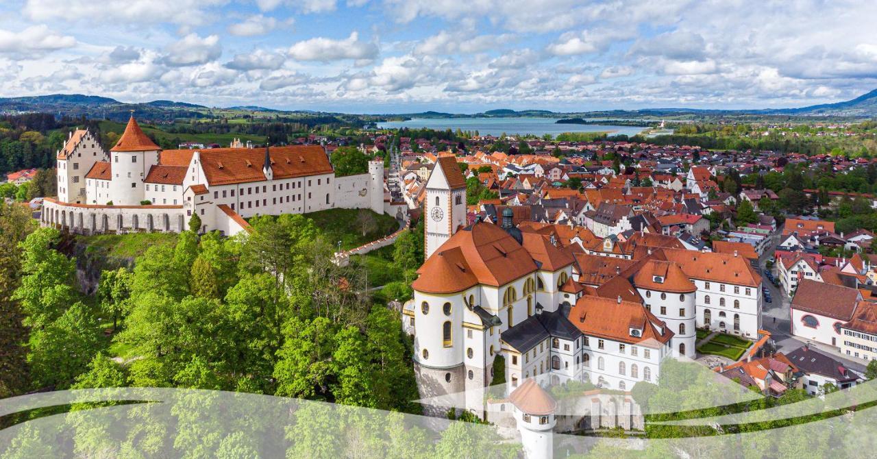 Gaestehaus U Ferienwohnungen Veronika Incl Fruehstuecksbuffet Und Koenigscard Mit 200 Kostenlosen Attraktionen Unterammergau Exterior foto