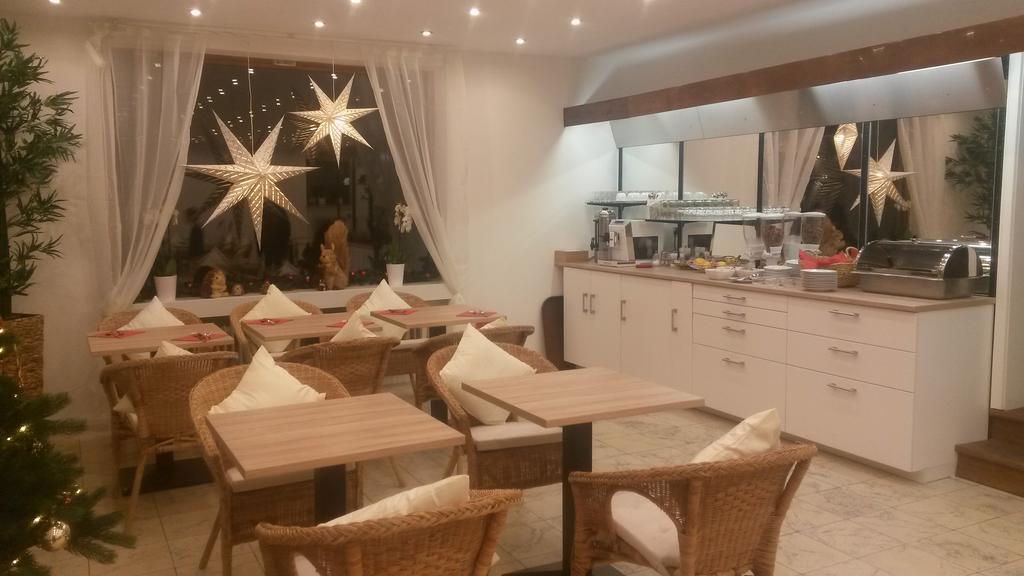 Gaestehaus U Ferienwohnungen Veronika Incl Fruehstuecksbuffet Und Koenigscard Mit 200 Kostenlosen Attraktionen Unterammergau Exterior foto