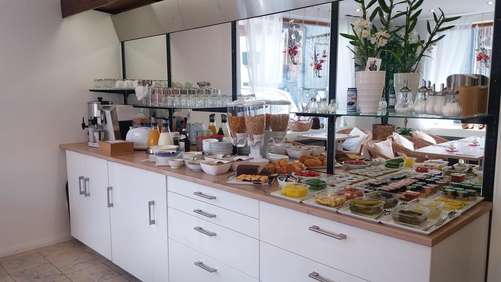 Gaestehaus U Ferienwohnungen Veronika Incl Fruehstuecksbuffet Und Koenigscard Mit 200 Kostenlosen Attraktionen Unterammergau Exterior foto