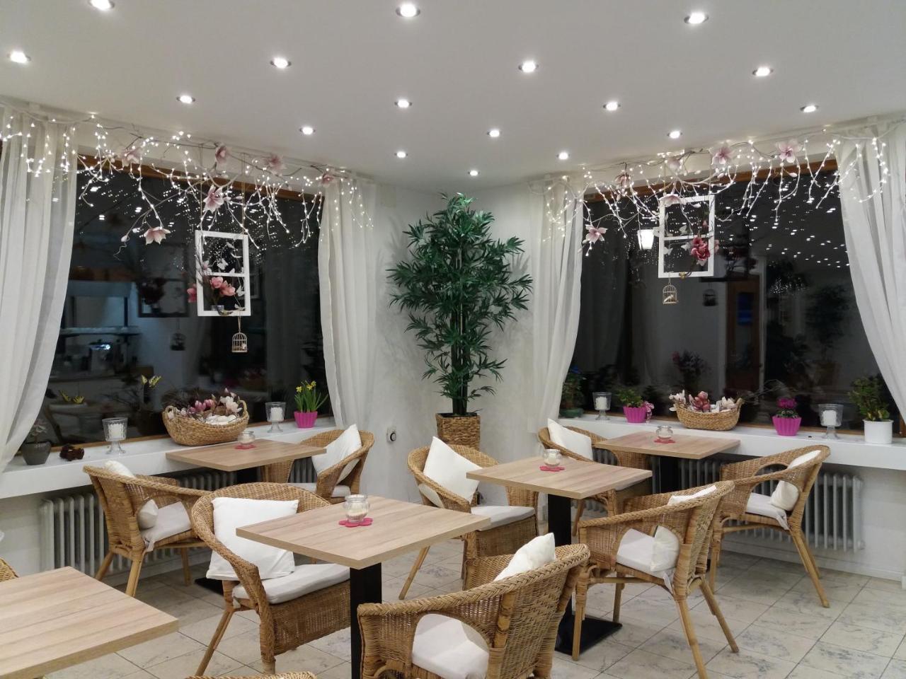 Gaestehaus U Ferienwohnungen Veronika Incl Fruehstuecksbuffet Und Koenigscard Mit 200 Kostenlosen Attraktionen Unterammergau Exterior foto